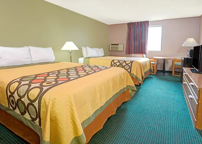 Super 8 By Wyndham Eureka/Six Flags Nearby