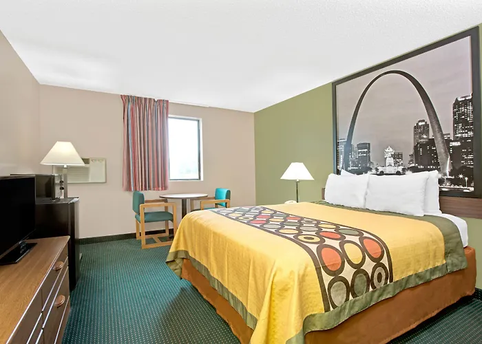 Super 8 By Wyndham Eureka/Six Flags Nearby