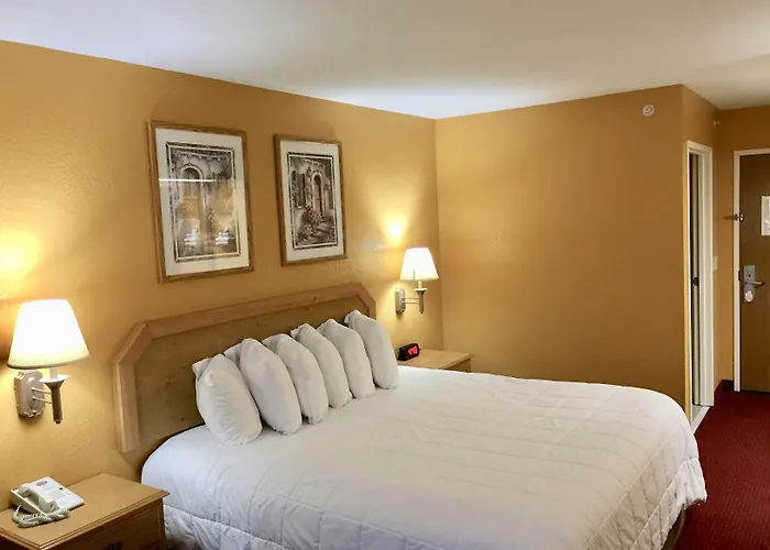 Parkfield Inn - Clinton