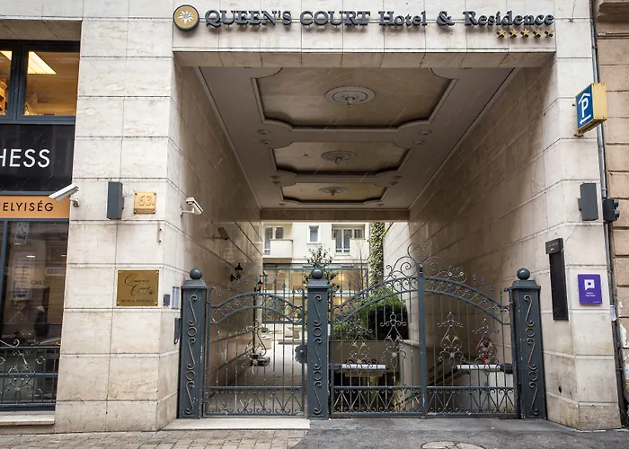 Queen'S Court Hotel & Residence