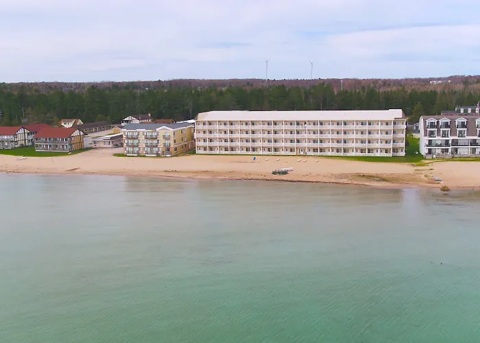 Mackinaw Beach And Bay Inn & Suites