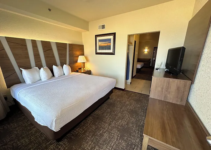 Mackinaw Beach And Bay Inn & Suites