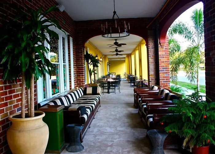 Hollander Hotel - Downtown St. Petersburg