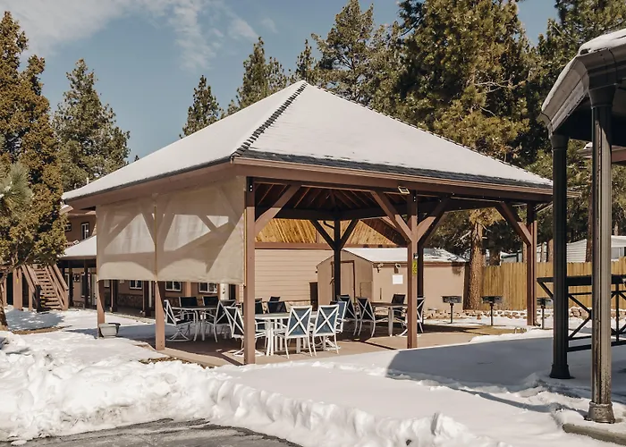 Vintage Lakeside Inn