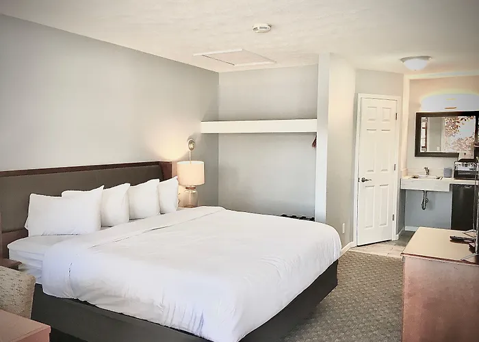 Empire Lakeshore Inn