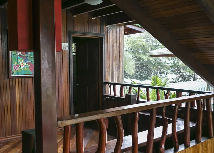 Hotel La Isla Inn