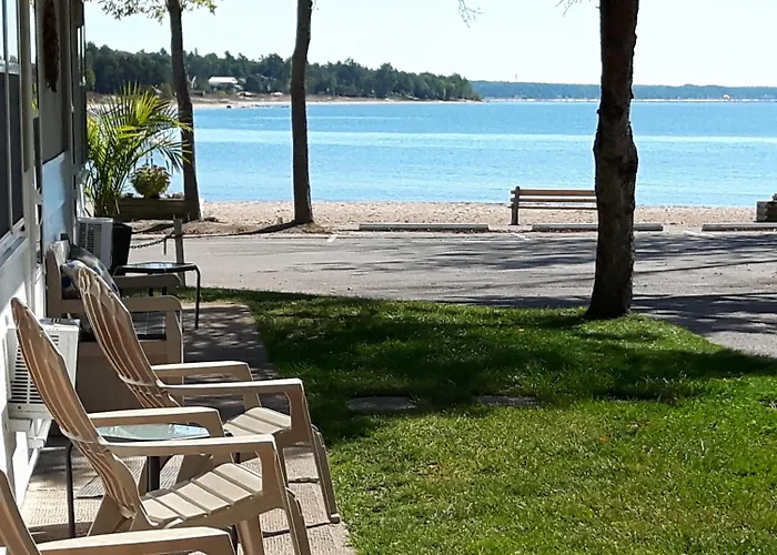 Balm Beach Resort And Motel