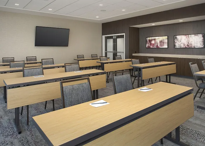 Courtyard By Marriott Albion