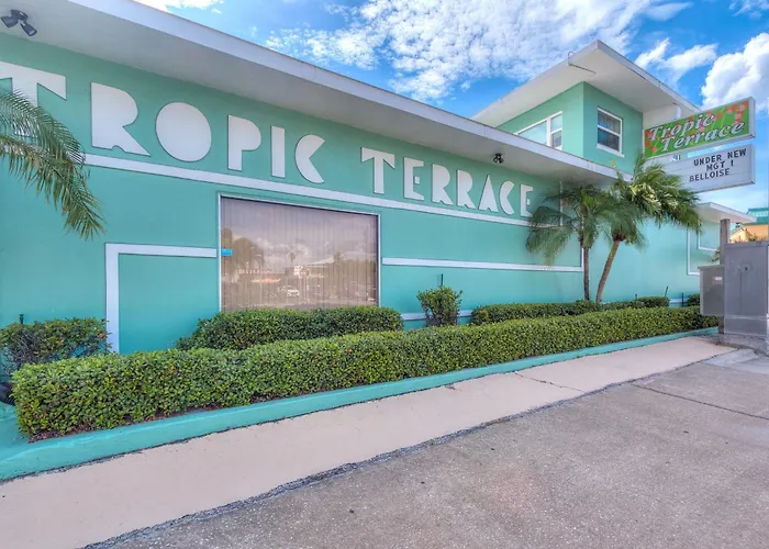 Tropic Terrace Suite #9 - Beachfront Resort