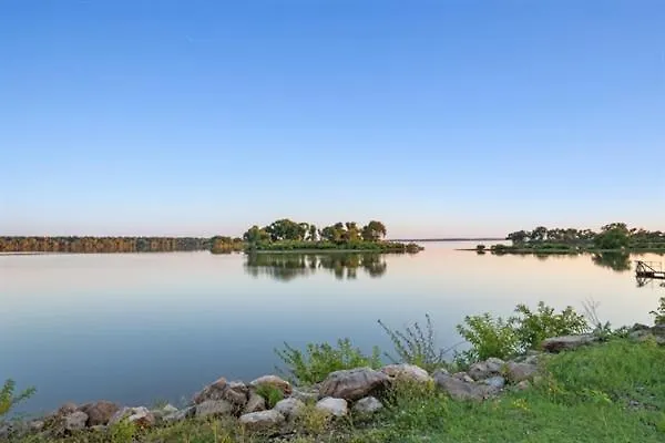 Spacious Wooden Suite #7 By The Lake At Texoma Shores Resort