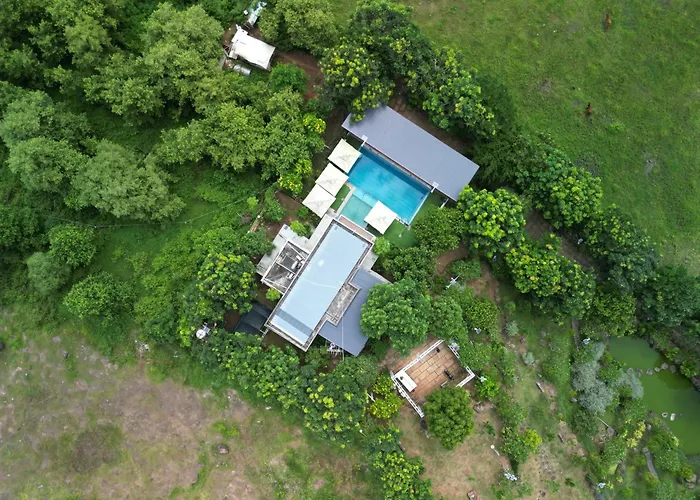 Nha Ben Doi - The Hill House