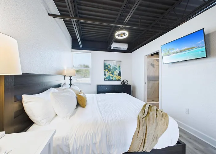 Sleek Coastal Loft Close To Port & Beach -Unit 205
