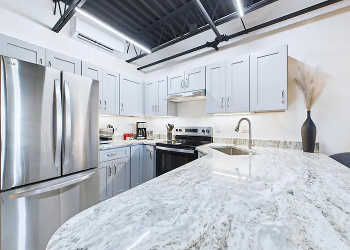 Sleek Coastal Loft Close To Port & Beach -Unit 205