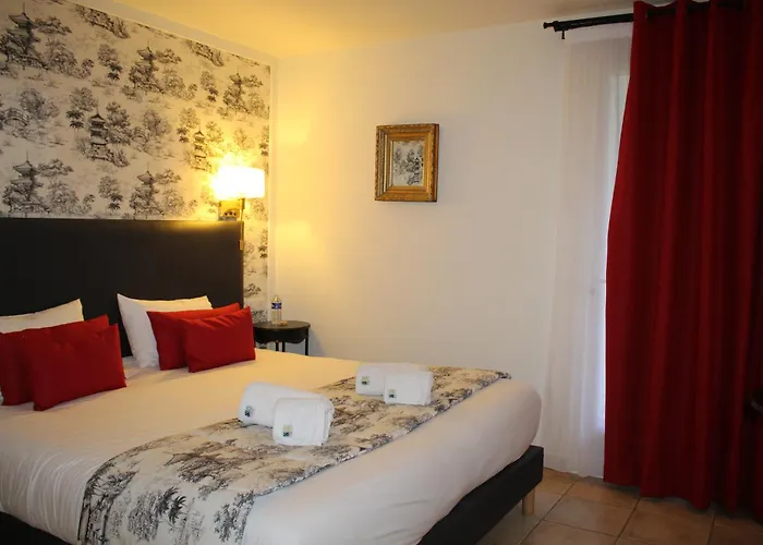 Logis Hotel La Bastide De Grignan & Restaurant La Chenaie