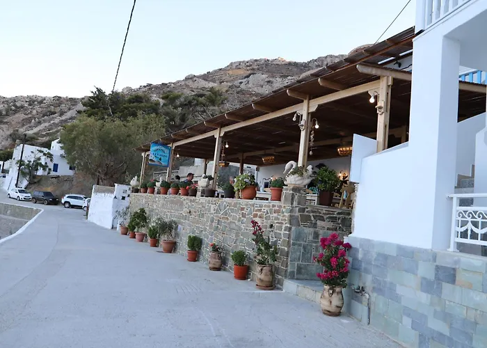 To Votsalo-Beach Side Studios & Taverna