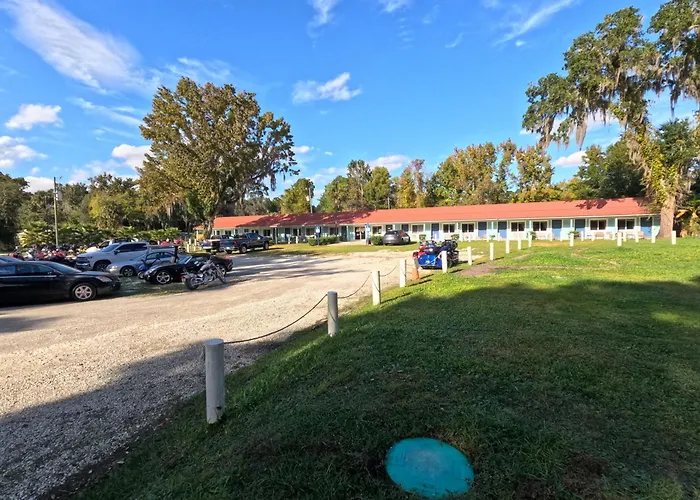 Porky'S Lodge, Bar & Grill