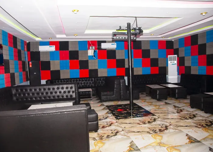 Luxe Skyside Hotel