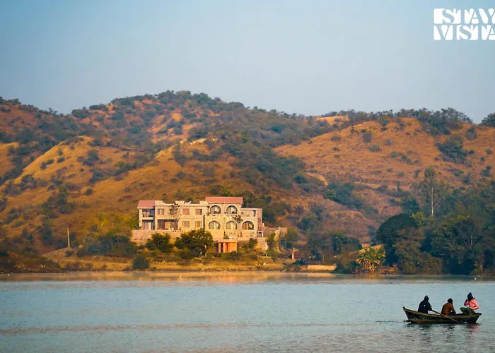 Stayvista'S Saket Loak By The Lake - Bathtub & Shared Pool