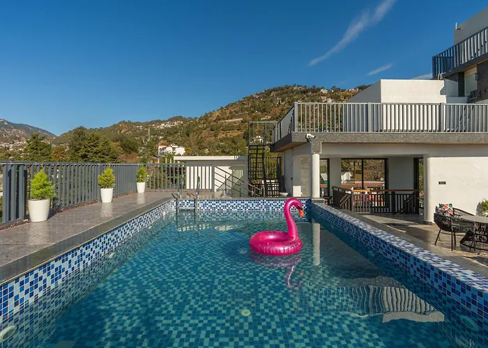 Perfectstayz Luxe Kapilaz With Rooftop Pool & Cafe, Bhimtal