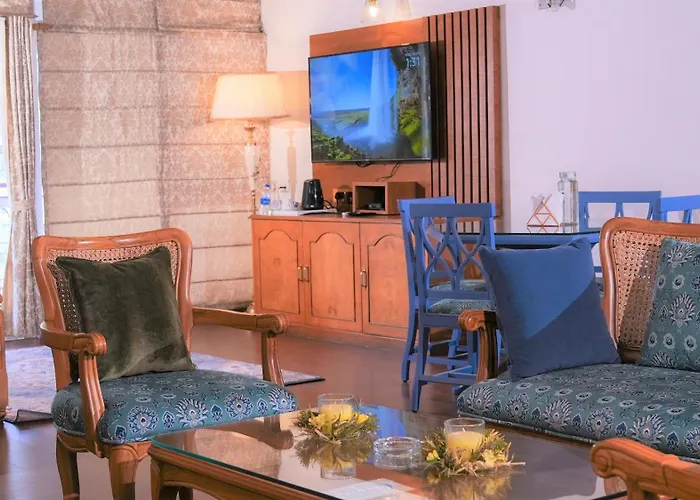 Neelesh Inn - Luxury Lake View Resort With Swimming Pool On Bhimtal Lake