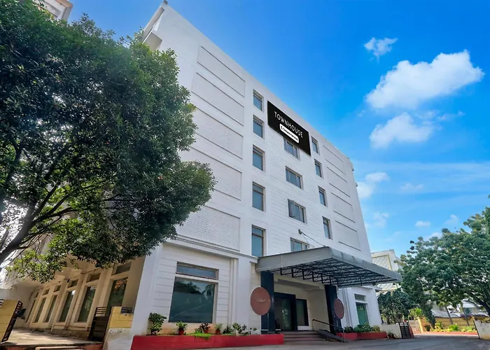 Super Townhouse Kakinada Nagamalli Thota Junction