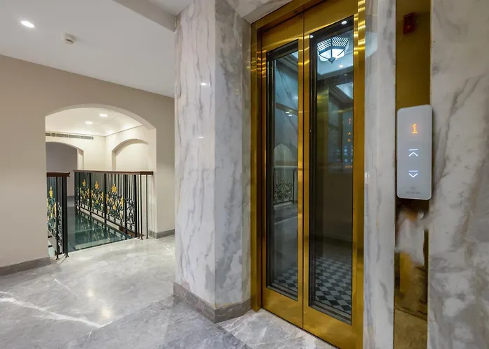 Hotel Sapphire House - 3 Mins Walk From Metro And 5 Mins From New Delhi Railway Station