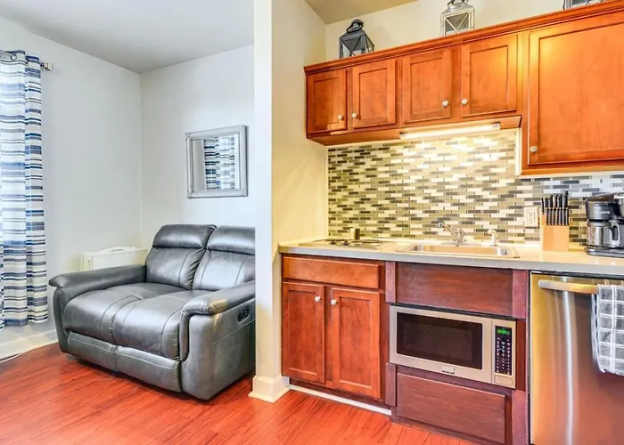 Studio Retreat With Pool, Trails And Lake Access