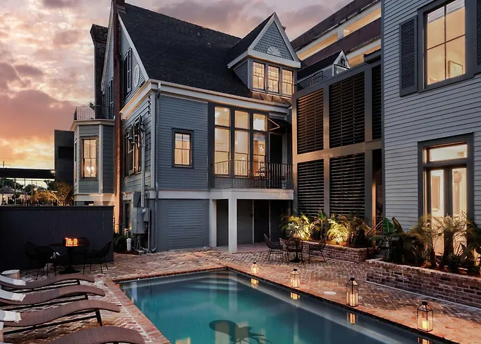 6-Bedroom Garden District Suite Shared Hotel Pool