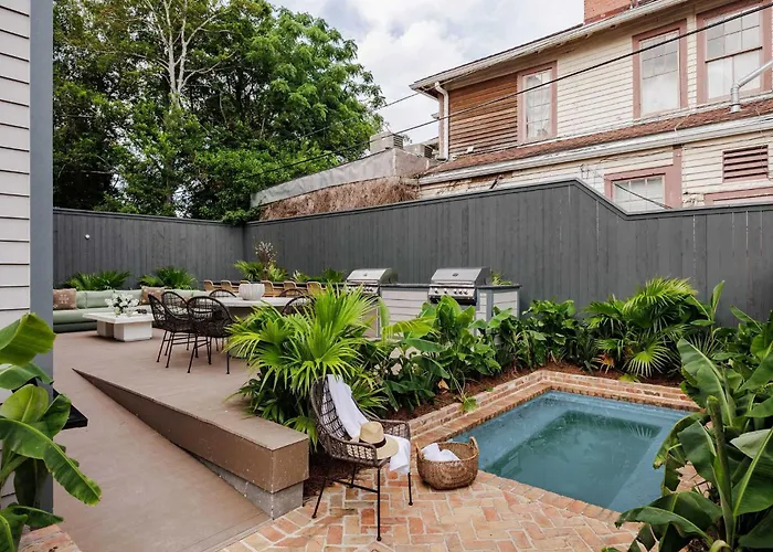 Luxe 6-Bedroom Garden District Suite Hotel Pool