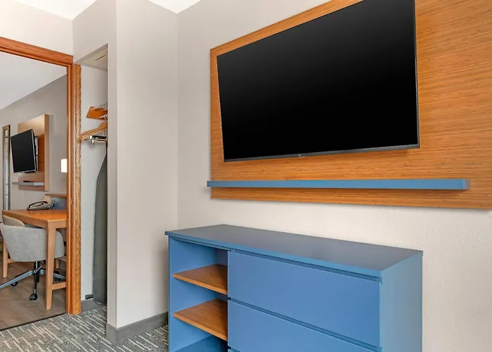 Country Inn & Suites By Radisson, West Bend, Wi