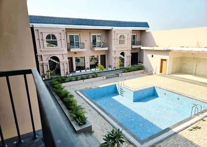 R N Hotel & Lawn