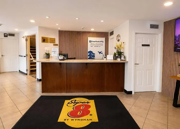 Super 8 By Wyndham Lake Country/Winfield Area Airport North