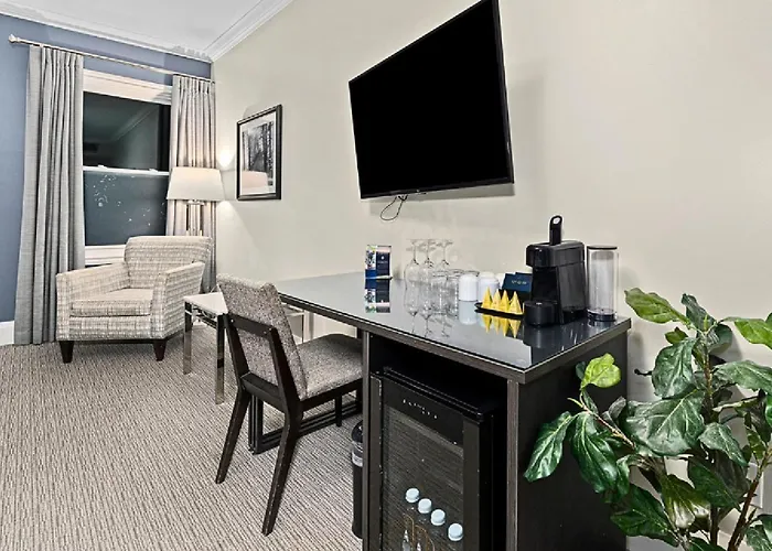 124 On Queen Hotel & Spa