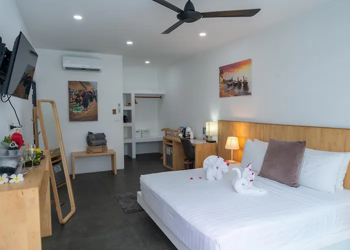 The Cosy Maenam Beach Resort
