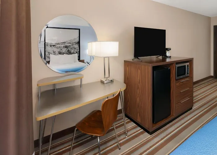 Super 8 By Wyndham Longmont/Twin Peaks