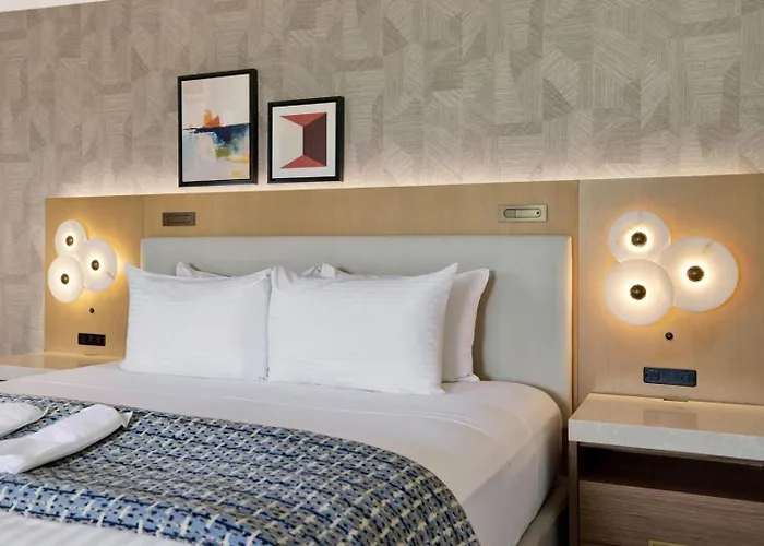 Best Western Plus Sunset Plaza Hotel