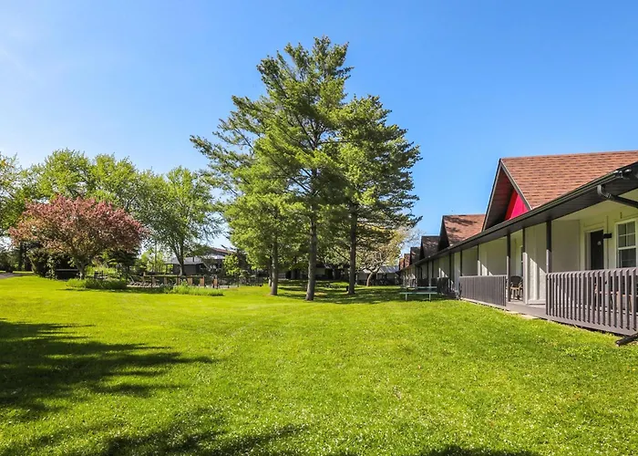 Super 8 By Wyndham Gananoque - Country Squire Resort