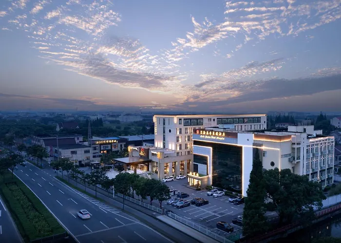 Shanghai Luan Garden Hotel-Complimentary Shuttle Service Between Shanghai Pu D Ong Airport And Disneyland