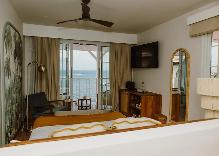 Tropical Suites Hotel