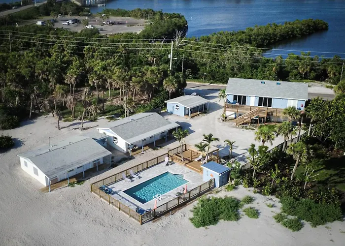 Seafarer Beach Resort - Ocean View With A Pool On The Beach