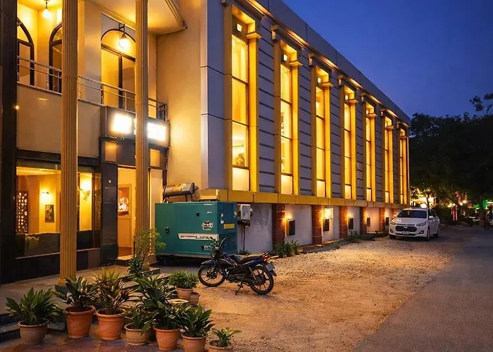 Goyal Hotelirs - Hotel Tara Palace Near Tajmahal East Gate, Agra