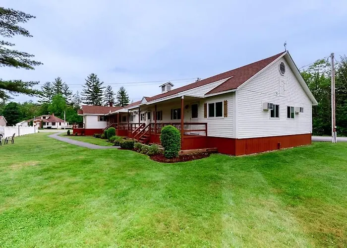 Cute Riverfront Cabin In Great Location W/ Shared Pool, Kitchenette, & Free Wifi