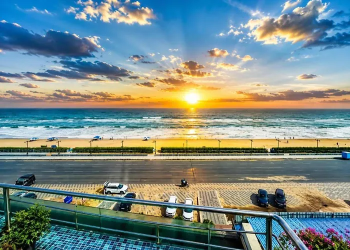 The Bay Suites - Sea Beach Front Hotel - Rooftop Infinity Pool - Balcony & Sea View In All Rooms - New Marine Drive Road - Complimentary Breakfast