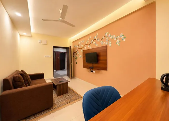 Wildberrys Inn - Luxurious Stay - Free Breakfast - Swimming Pool - Room With Living Room