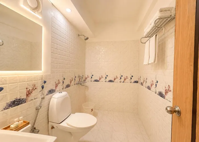 Wildberrys Inn - Luxurious Stay - Free Breakfast - Swimming Pool - Room With Living Room