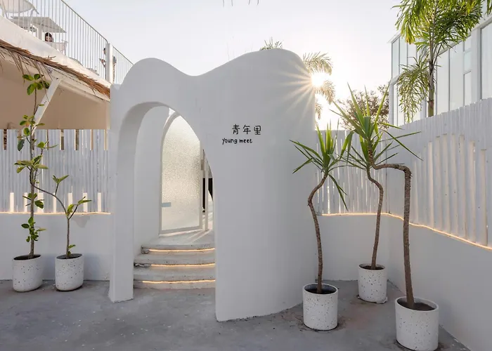 途庐荟酒店 浦东机场店 Tulu Hui Hotel Provides 24 Hour Free Airport And Disneyland Shuttles An Elegant Courtyard With Sun Loungers Laundry And Food Delivery Services Finely Designed Rooms For A Pleasant