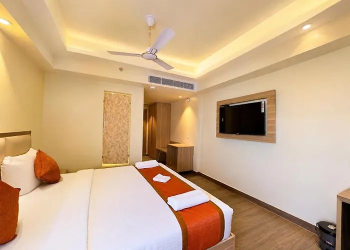 New Hotel Golden Wave Premium In Marine Drive - Sea View Rooms With Balcony - Free Parking, Restaurant, Free Wi-Fi, Spacious Rooms