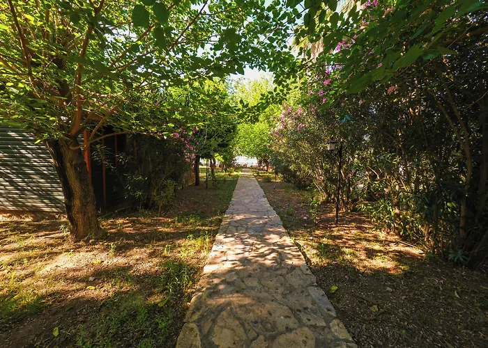 Eden Bungalows And Beach