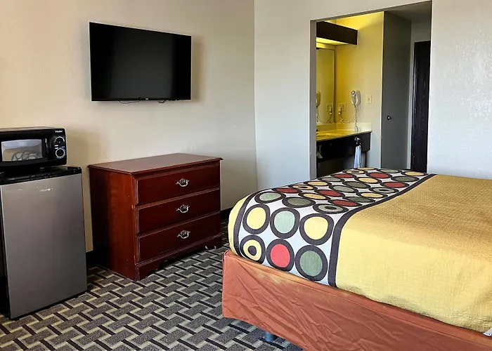 Super 8 By Wyndham Madison In