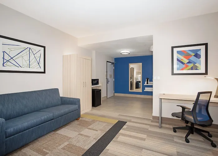 Holiday Inn Express & Suites Phoenix Glendale Dist By Ihg
